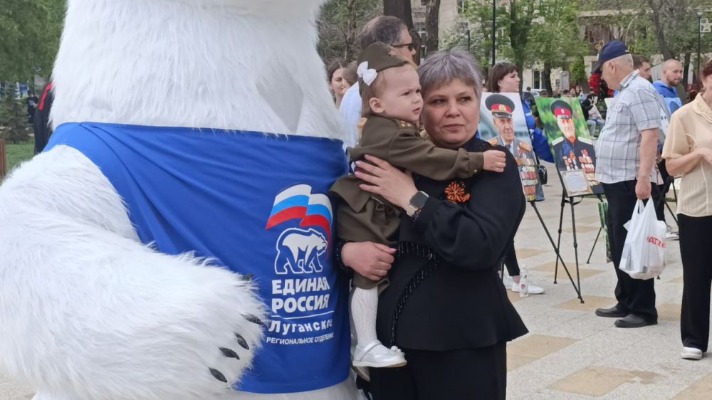 В День Победы в ЛНР прошла выставка портретов «Единая Россия – единая Победа» В День Победы в ЛНР прошла выставка портретов «Единая Россия – единая Победа»