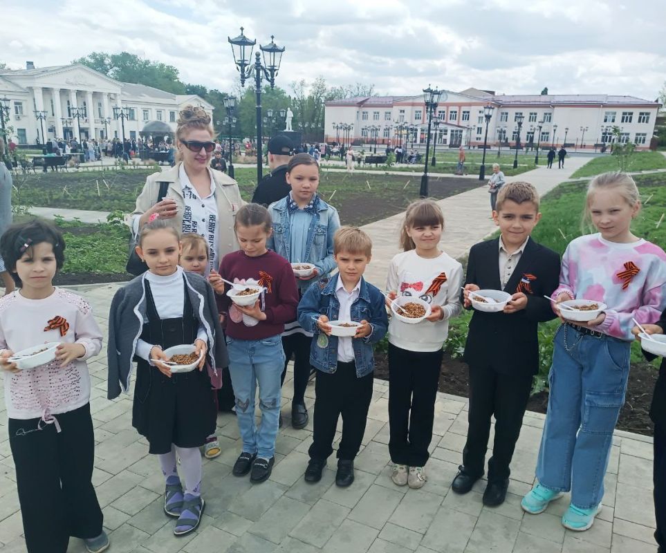 В сквере возле центрального городского Дворца культуры имени Ленина прошел впечатляющий солдатский привал «Солдаты мая, слава вам навеки» В сквере возле центрального городского Дворца культуры имени Ленина прошел впечатляющий солдатский привал «Солдаты мая, слава вам навеки»