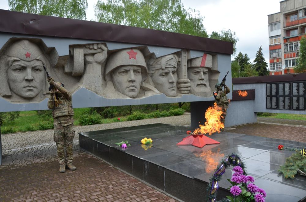 ДЕНЬ ПОБЕДЫ! Возложение цветов к Мемориалу «Памятник воинам – землякам» ДЕНЬ ПОБЕДЫ! Возложение цветов к Мемориалу «Памятник воинам – землякам»