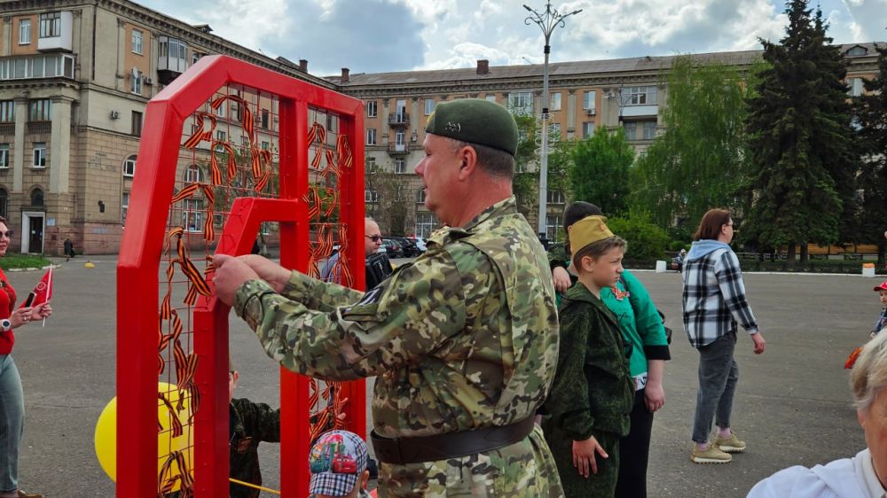 Победа объединяет. Акция «Тысяча сердец», объявленная в Алчевске по инициативе ООО «ЮГМК», подхвачена горожанами Победа объединяет. Акция «Тысяча сердец», объявленная в Алчевске по инициативе ООО «ЮГМК», подхвачена горожанами