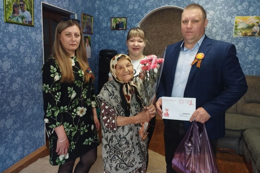 В пгт Калиниский поздравили участников Великой Отечественной Войны В пгт Калиниский поздравили участников Великой Отечественной Войны