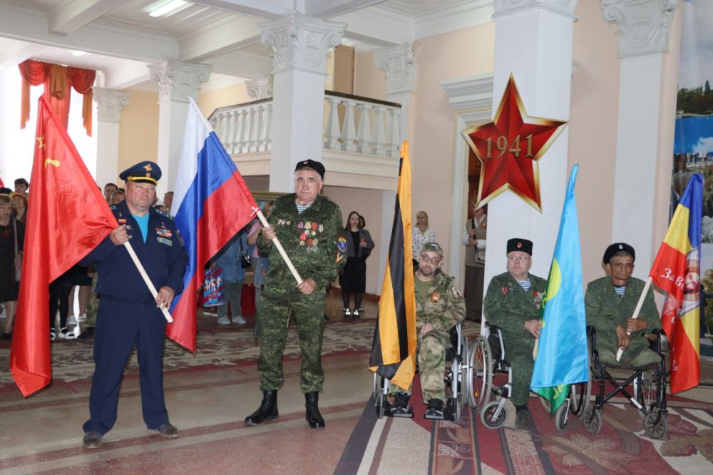 Особенно трогательным эпизодом мероприятий, посвященных празднованию 80-летию Великой Победы, стала передача знамен от участников СВО юнармейцам Особенно трогательным эпизодом мероприятий, посвященных празднованию 80-летию Великой Победы, стала передача знамен от участников СВО юнармейцам