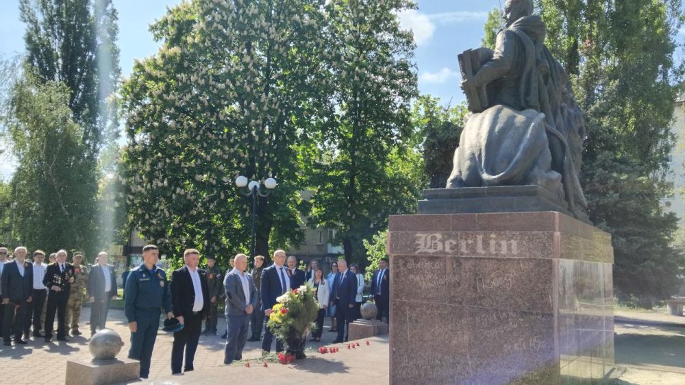 В день 80-летия Победы в Великой Отечественной войне антрацитовцы возложили цветы к памятным местам города В день 80-летия Победы в Великой Отечественной войне антрацитовцы возложили цветы к памятным местам города