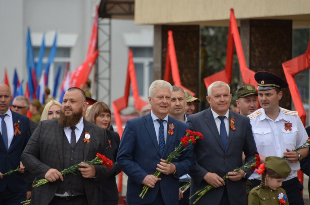 Сегодня в Краснодоне, на священной площади нашего города состоялся торжественный митинг в честь 80-летней годовщины Победы в Великой Отечественной Войне Сегодня в Краснодоне, на священной площади нашего города состоялся торжественный митинг в честь 80-летней годовщины Победы в Великой Отечественной Войне