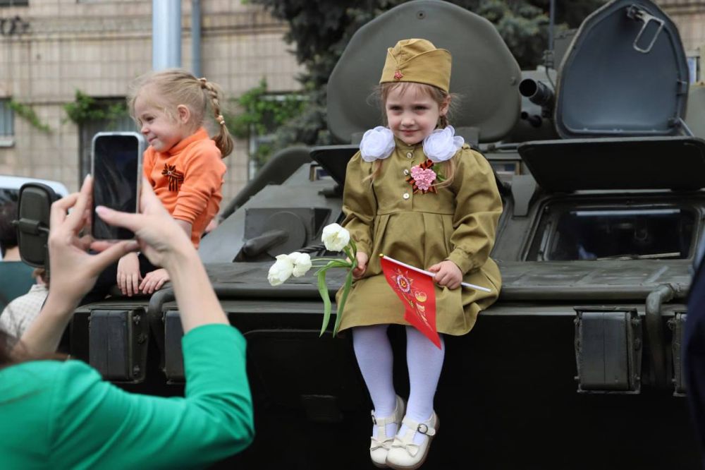 В сквере имени Героев «Молодой гвардии» в День Победы прошла выставка подразделений регионального МВД В сквере имени Героев «Молодой гвардии» в День Победы прошла выставка подразделений регионального МВД