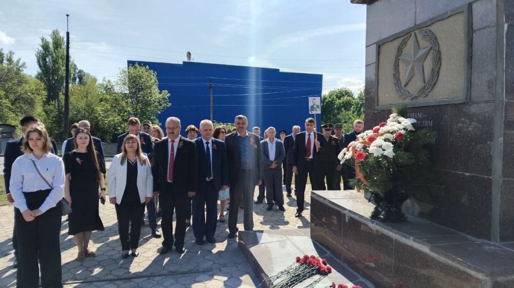 В день 80-летия Победы в Великой Отечественной войне антрацитовцы возложили цветы к памятным местам города В день 80-летия Победы в Великой Отечественной войне антрацитовцы возложили цветы к памятным местам города