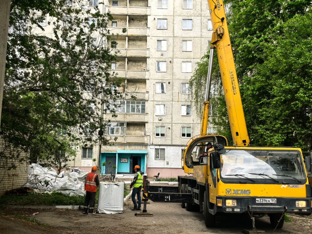 Сергей Козенко: В рамках специального инфраструктурного проекта подрядной организацией ООО СК «СТИЛЛ» шефа-региона Тюменской области ведутся работы по капитальному ремонту кровли по адресу: г. Краснодон, квартал Лесной, 2 Сергей Козенко: В рамках специального инфраструктурного проекта подрядной организацией ООО СК «СТИЛЛ» шефа-региона Тюменской области ведутся работы по капитальному ремонту кровли по адресу: г. Краснодон, квартал Лесной, 2