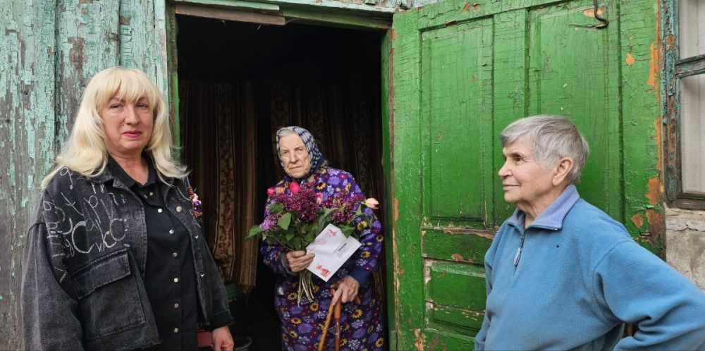 В рамках партийных проектов "Старшее поколение" и "Историческая память" активисты и сторонники Единой России посетили ветеранов и вручили персональные поздравления от Президента России В рамках партийных проектов "Старшее поколение" и "Историческая память" активисты и сторонники Единой России посетили ветеранов и вручили персональные поздравления от Президента России