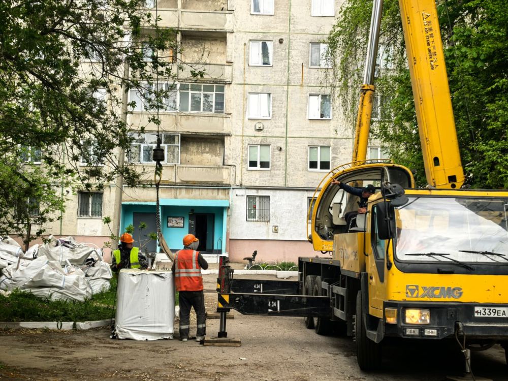 Сергей Козенко: В рамках специального инфраструктурного проекта подрядной организацией ООО СК «СТИЛЛ» шефа-региона Тюменской области ведутся работы по капитальному ремонту кровли по адресу: г. Краснодон, квартал Лесной, 2 Сергей Козенко: В рамках специального инфраструктурного проекта подрядной организацией ООО СК «СТИЛЛ» шефа-региона Тюменской области ведутся работы по капитальному ремонту кровли по адресу: г. Краснодон, квартал Лесной, 2