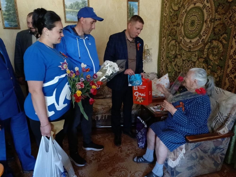 В честь праздника Победы Председатель Совета Андрей Сёмченко, депутаты городского Совета Иван Резанцев и Василий Оробцов, активисты партии «Единая Россия», Глава городского округа Эдуард Сахненко, представители Республики... В честь праздника Победы Председатель Совета Андрей Сёмченко, депутаты городского Совета Иван Резанцев и Василий Оробцов, активисты партии «Единая Россия», Глава городского округа Эдуард Сахненко, представители Республики...