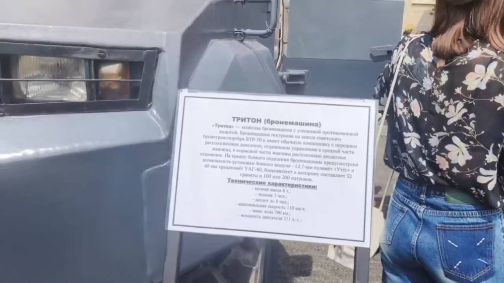 Трофейный бронетранспортёр БТР-4Е и бронеавтомобиль «Тритон» на вооружении специального полка полиции МВД РФ по Луганской Народной Республике Трофейный бронетранспортёр БТР-4Е и бронеавтомобиль «Тритон» на вооружении специального полка полиции МВД РФ по Луганской Народной Республике