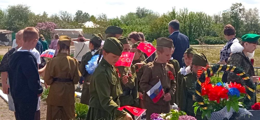 Активисты партии «Единая Россия» и жители сел организовали «Автопробег» с Знаменем Победы, посвященное 80-летию Великой Победы и прошло по маршруту: Литвиновка – Брусовка – Шуликовка Активисты партии «Единая Россия» и жители сел организовали «Автопробег» с Знаменем Победы, посвященное 80-летию Великой Победы и прошло по маршруту: Литвиновка – Брусовка – Шуликовка