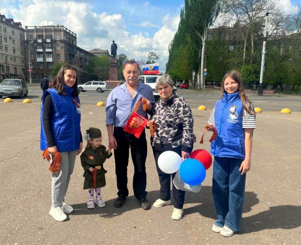 Мы помним! Мы гордимся!. 3.5 тысячи георгиевских лент раздали алчевцам молодые волонтёры в ходе подготовки и празднования юбилея Великой Победы Мы помним! Мы гордимся!. 3.5 тысячи георгиевских лент раздали алчевцам молодые волонтёры в ходе подготовки и празднования юбилея Великой Победы