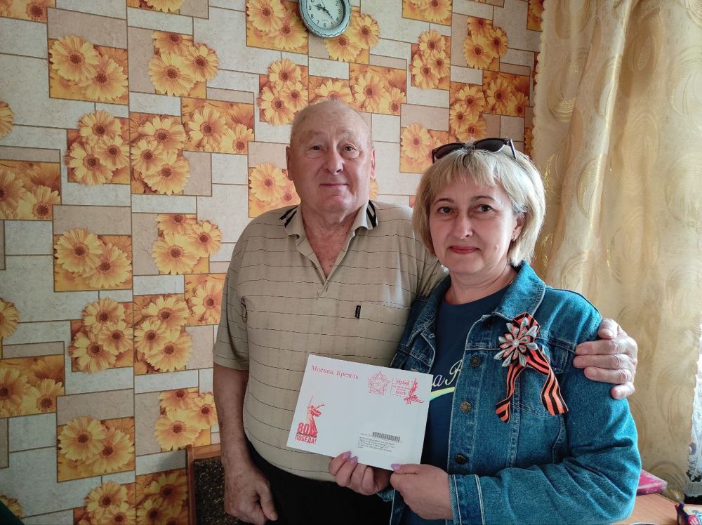 В рамках партийных проектов "Старшее поколение" и "Историческая память" активисты и сторонники Единой России посетили ветеранов и вручили персональные поздравления от Президента России В рамках партийных проектов "Старшее поколение" и "Историческая память" активисты и сторонники Единой России посетили ветеранов и вручили персональные поздравления от Президента России