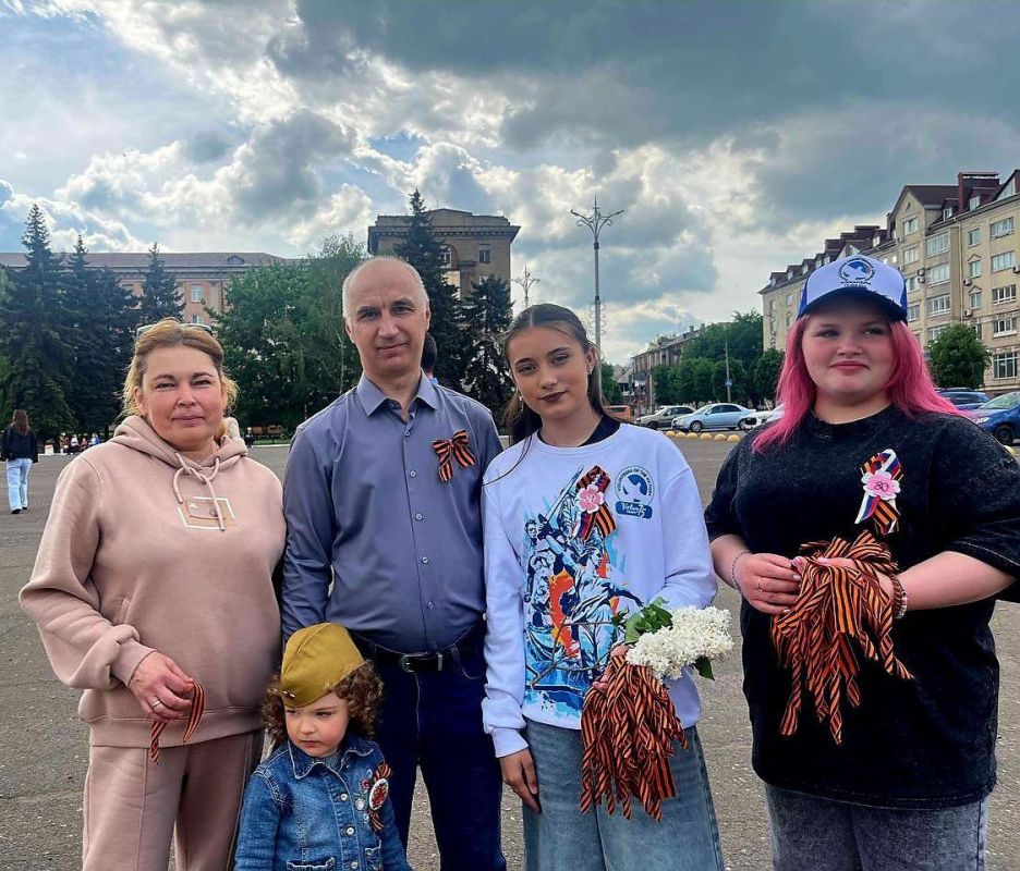Мы помним! Мы гордимся!. 3.5 тысячи георгиевских лент раздали алчевцам молодые волонтёры в ходе подготовки и празднования юбилея Великой Победы Мы помним! Мы гордимся!. 3.5 тысячи георгиевских лент раздали алчевцам молодые волонтёры в ходе подготовки и празднования юбилея Великой Победы