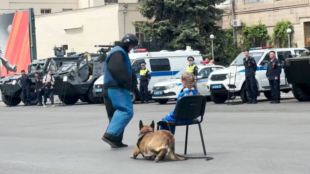 Трофейный бронетранспортёр БТР-4Е и бронеавтомобиль «Тритон» на вооружении специального полка полиции МВД РФ по Луганской Народной Республике Трофейный бронетранспортёр БТР-4Е и бронеавтомобиль «Тритон» на вооружении специального полка полиции МВД РФ по Луганской Народной Республике