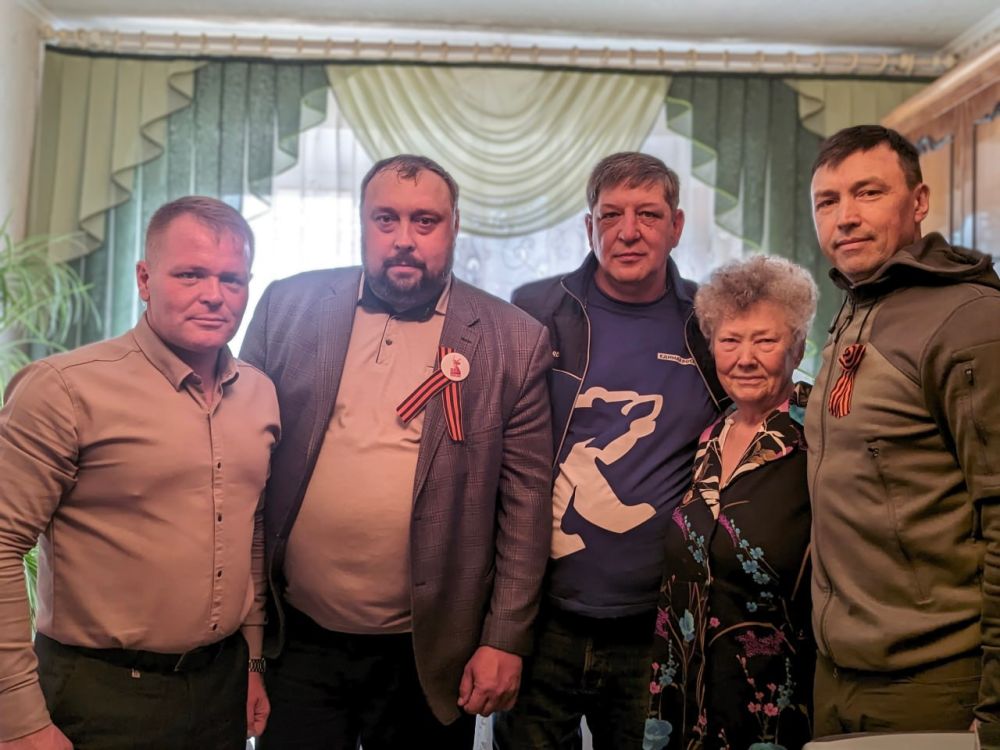 В честь праздника Победы Председатель Совета Андрей Сёмченко, депутаты городского Совета Иван Резанцев и Василий Оробцов, активисты партии «Единая Россия», Глава городского округа Эдуард Сахненко, представители Республики... В честь праздника Победы Председатель Совета Андрей Сёмченко, депутаты городского Совета Иван Резанцев и Василий Оробцов, активисты партии «Единая Россия», Глава городского округа Эдуард Сахненко, представители Республики...