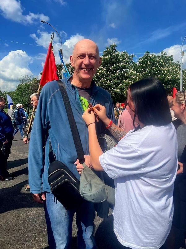 Мы помним! Мы гордимся!. 3.5 тысячи георгиевских лент раздали алчевцам молодые волонтёры в ходе подготовки и празднования юбилея Великой Победы Мы помним! Мы гордимся!. 3.5 тысячи георгиевских лент раздали алчевцам молодые волонтёры в ходе подготовки и празднования юбилея Великой Победы