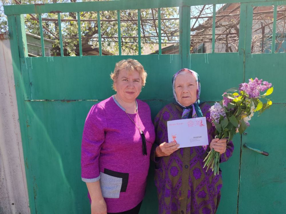В рамках партийных проектов "Старшее поколение" и "Историческая память" активисты и сторонники Единой России посетили ветеранов и вручили персональные поздравления от Президента России В рамках партийных проектов "Старшее поколение" и "Историческая память" активисты и сторонники Единой России посетили ветеранов и вручили персональные поздравления от Президента России