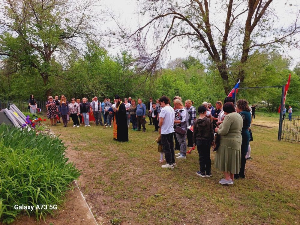 Утром 9 мая в селе Поповка сотрудники отдела по жизнеобеспечению пгт Северный, с. Давыдо-Никольское, с. Великий Суходол, жители села и поселка Северный собрались у Братской могилы советским воинам, чтобы провести... Утром 9 мая в селе Поповка сотрудники отдела по жизнеобеспечению пгт Северный, с. Давыдо-Никольское, с. Великий Суходол, жители села и поселка Северный собрались у Братской могилы советским воинам, чтобы провести...