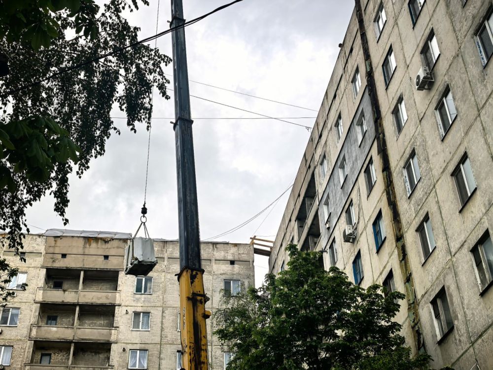 Сергей Козенко: В рамках специального инфраструктурного проекта подрядной организацией ООО СК «СТИЛЛ» шефа-региона Тюменской области ведутся работы по капитальному ремонту кровли по адресу: г. Краснодон, квартал Лесной, 2 Сергей Козенко: В рамках специального инфраструктурного проекта подрядной организацией ООО СК «СТИЛЛ» шефа-региона Тюменской области ведутся работы по капитальному ремонту кровли по адресу: г. Краснодон, квартал Лесной, 2