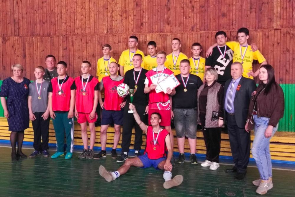 В Астаховском спорткомплексе в 22-й раз разыграли «Кубок Победы» по мини-футболу среди сельских команд В Астаховском спорткомплексе в 22-й раз разыграли «Кубок Победы» по мини-футболу среди сельских команд