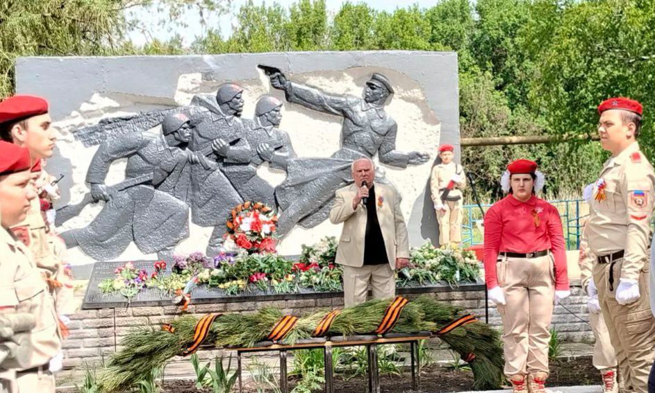 Празднование Дня Победы - это единство местного сообщества и благодарность к ветеранам и всем, кто внес свой вклад в Победу над фашизмом Празднование Дня Победы - это единство местного сообщества и благодарность к ветеранам и всем, кто внес свой вклад в Победу над фашизмом