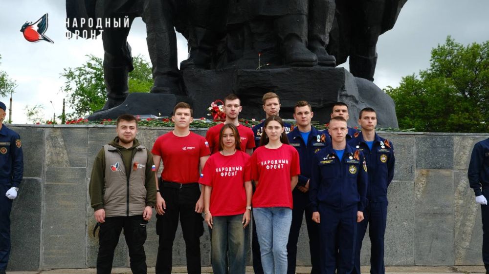 Молодёжка Народного фронта приняли участие в торжественной церемонии возложения цветов к памятнику воинам-освободителям Молодёжка Народного фронта приняли участие в торжественной церемонии возложения цветов к памятнику воинам-освободителям