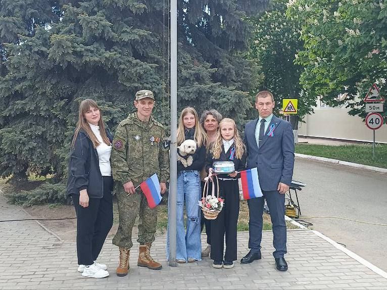 Сергей Колягин: В День Луганской Народной Республики в Первомайске состоялась торжественная церемония поднятия флага нашей Республики Сергей Колягин: В День Луганской Народной Республики в Первомайске состоялась торжественная церемония поднятия флага нашей Республики