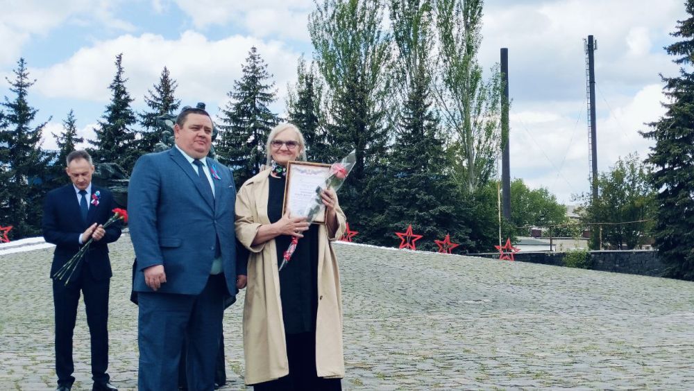 Андрей Рубанцов: Сегодня, в День Луганской Народной Республики, у мемориала «Слава» прошло торжественное награждение участников Всероссийской муниципальной премии «Служение» Андрей Рубанцов: Сегодня, в День Луганской Народной Республики, у мемориала «Слава» прошло торжественное награждение участников Всероссийской муниципальной премии «Служение»