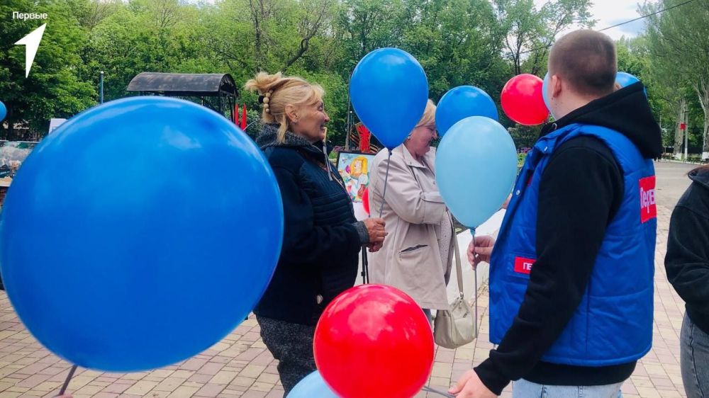 Андрей Рубанцов: С любовью к Луганщине!. Первые Ровеньковской школы №6 имени О.В. Анащенко поздравили жителей города с Днём Луганской Народной Республики Ребята подарили яркие шары и открытки с добрыми пожеланиями... Андрей Рубанцов: С любовью к Луганщине!. Первые Ровеньковской школы №6 имени О.В. Анащенко поздравили жителей города с Днём Луганской Народной Республики Ребята подарили яркие шары и открытки с добрыми пожеланиями...