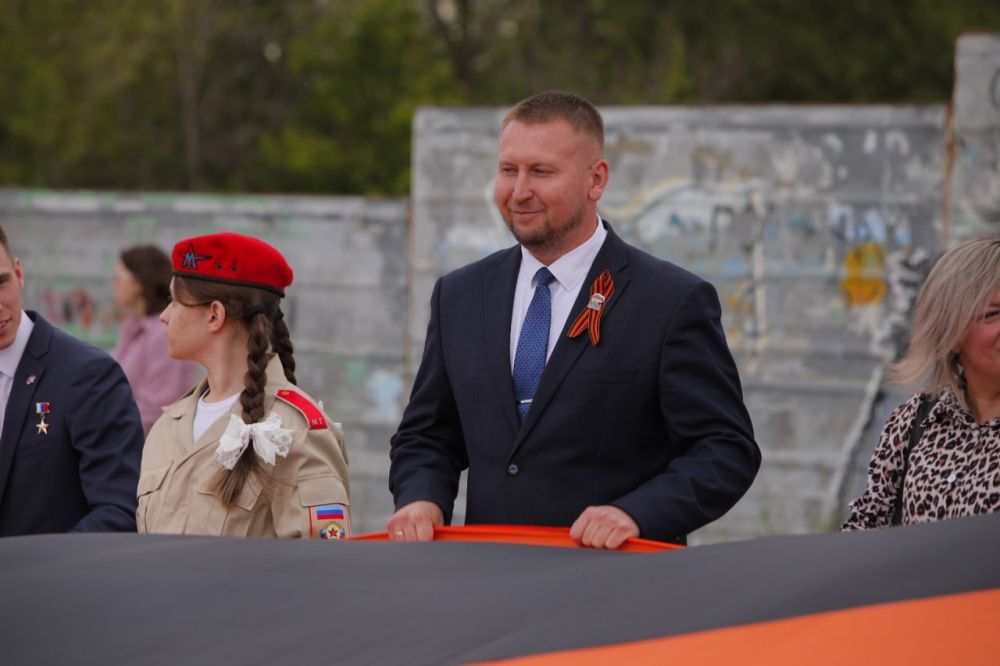 В ЛНР развернули 300-метровую георгиевскую ленту в День Республики В ЛНР развернули 300-метровую георгиевскую ленту в День Республики