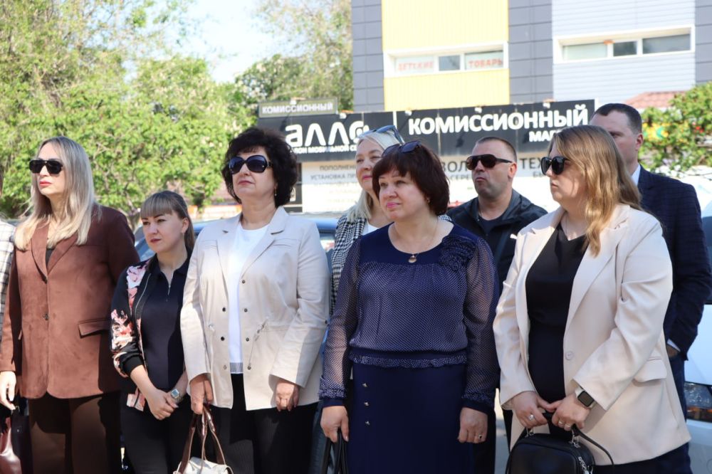 Евгений Бондарь: В годовщину образования нашей Республики около Администрации муниципалитета под звуки государственного гимна состоялось торжественное поднятие флага Луганской Народной Республики Евгений Бондарь: В годовщину образования нашей Республики около Администрации муниципалитета под звуки государственного гимна состоялось торжественное поднятие флага Луганской Народной Республики