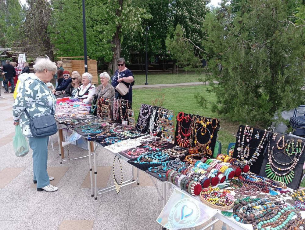 Заместитель председателя Общественной палаты ЛНР поздравил жителей Луганска с Днём Республики Заместитель председателя Общественной палаты ЛНР поздравил жителей Луганска с Днём Республики