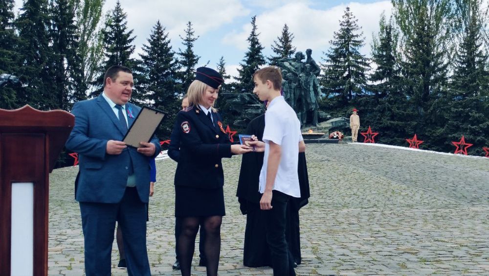 Андрей Рубанцов: Сегодня в городском округе город Ровеньки, в рамках акции «Мы – граждане России», состоялось вручение паспортов Российской Федерации юным ровенчанам, приуроченное ко Дню Луганской Народной Республики Андрей Рубанцов: Сегодня в городском округе город Ровеньки, в рамках акции «Мы – граждане России», состоялось вручение паспортов Российской Федерации юным ровенчанам, приуроченное ко Дню Луганской Народной Республики