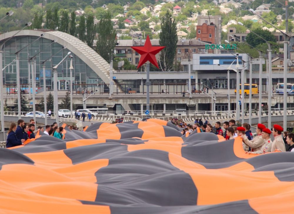 300-метровая Георгиевская лента объединила поколения в Луганске 300-метровая Георгиевская лента объединила поколения в Луганске