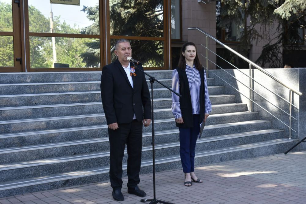 В Перевальске прошло торжественное поднятие флага Луганской Народной Республики в ознаменование 11-ой годовщины ее образования В Перевальске прошло торжественное поднятие флага Луганской Народной Республики в ознаменование 11-ой годовщины ее образования