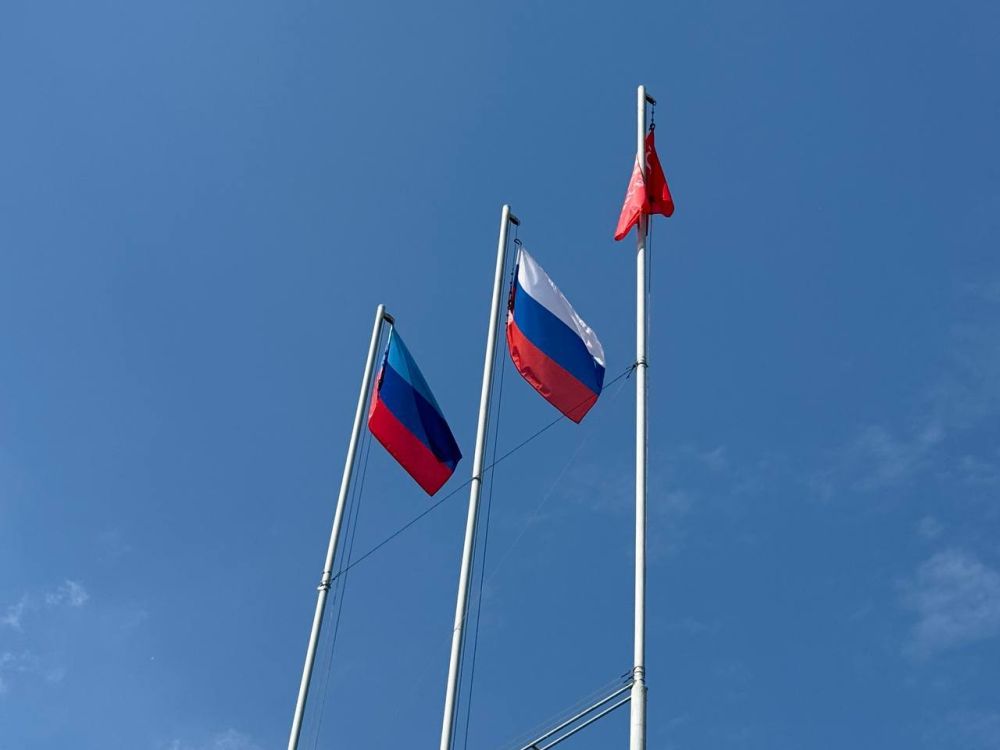 В Кировске состоялось торжественное поднятие флага ко дню Луганской Народной Республики В Кировске состоялось торжественное поднятие флага ко дню Луганской Народной Республики