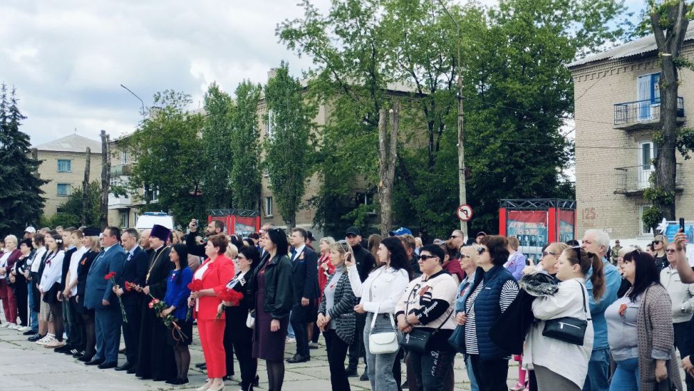 Сегодня, в День Луганской Народной Республики, у мемориала «Слава» прошло торжественное награждение участников Всероссийской муниципальной премии «Служение» Сегодня, в День Луганской Народной Республики, у мемориала «Слава» прошло торжественное награждение участников Всероссийской муниципальной премии «Служение»