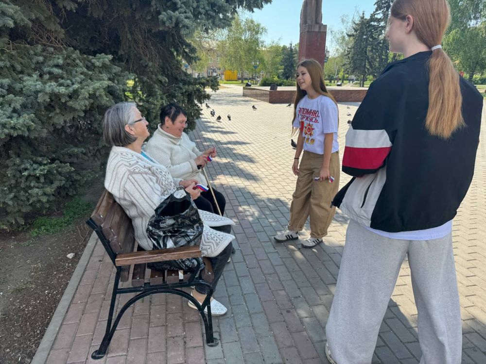 В Кировске состоялось торжественное поднятие флага ко дню Луганской Народной Республики В Кировске состоялось торжественное поднятие флага ко дню Луганской Народной Республики