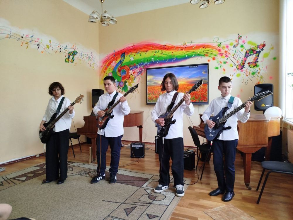 Ко Дню Луганской Народной Республики музей и музыкальная школа подготовили историко-музыкальный экскурс «Я люблю тебя, родной Донбасс» Ко Дню Луганской Народной Республики музей и музыкальная школа подготовили историко-музыкальный экскурс «Я люблю тебя, родной Донбасс»