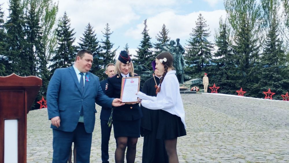 Андрей Рубанцов: Сегодня в городском округе город Ровеньки, в рамках акции «Мы – граждане России», состоялось вручение паспортов Российской Федерации юным ровенчанам, приуроченное ко Дню Луганской Народной Республики Андрей Рубанцов: Сегодня в городском округе город Ровеньки, в рамках акции «Мы – граждане России», состоялось вручение паспортов Российской Федерации юным ровенчанам, приуроченное ко Дню Луганской Народной Республики
