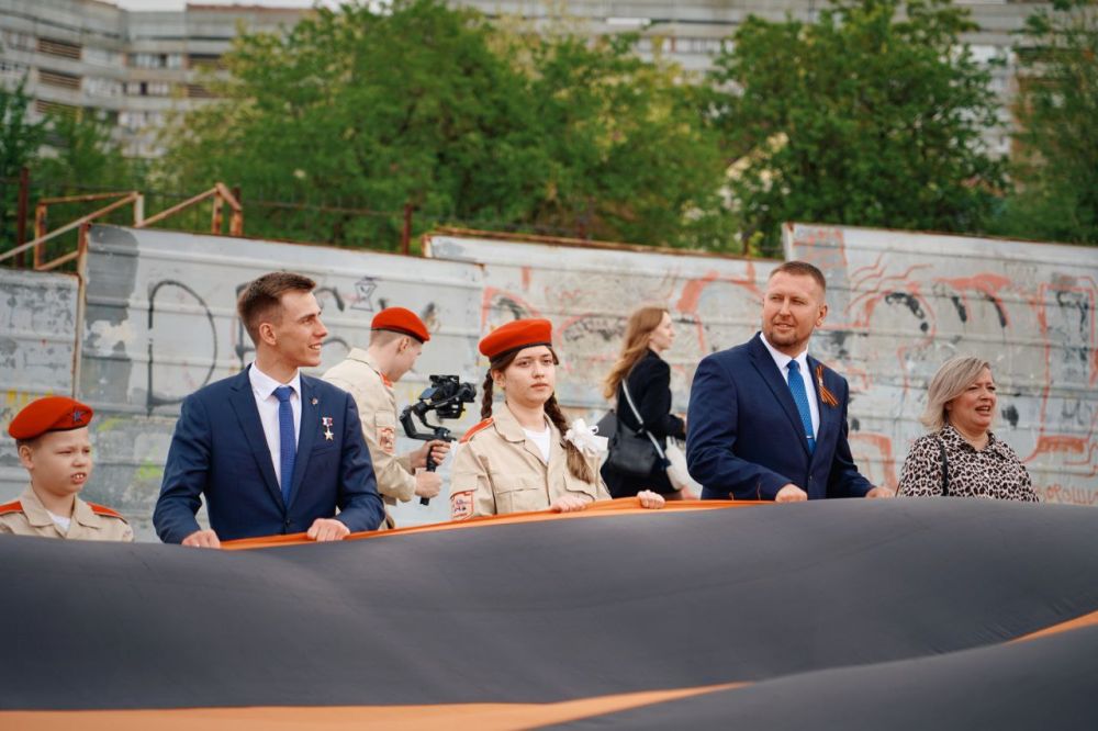 Георгиевская лента единства: в Луганске прошла патриотическая акция ко Дню Луганской Народной Республики Георгиевская лента единства: в Луганске прошла патриотическая акция ко Дню Луганской Народной Республики
