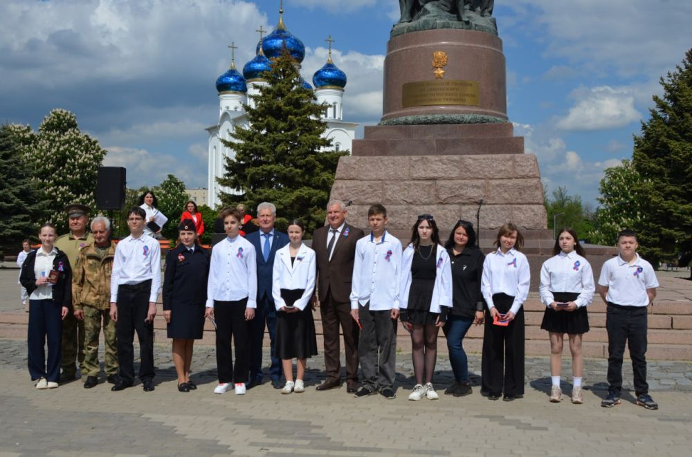 Краснодон отметил 11-летие ЛНР митингом «Моя Республика! Моя семья!» Краснодон отметил 11-летие ЛНР митингом «Моя Республика! Моя семья!»