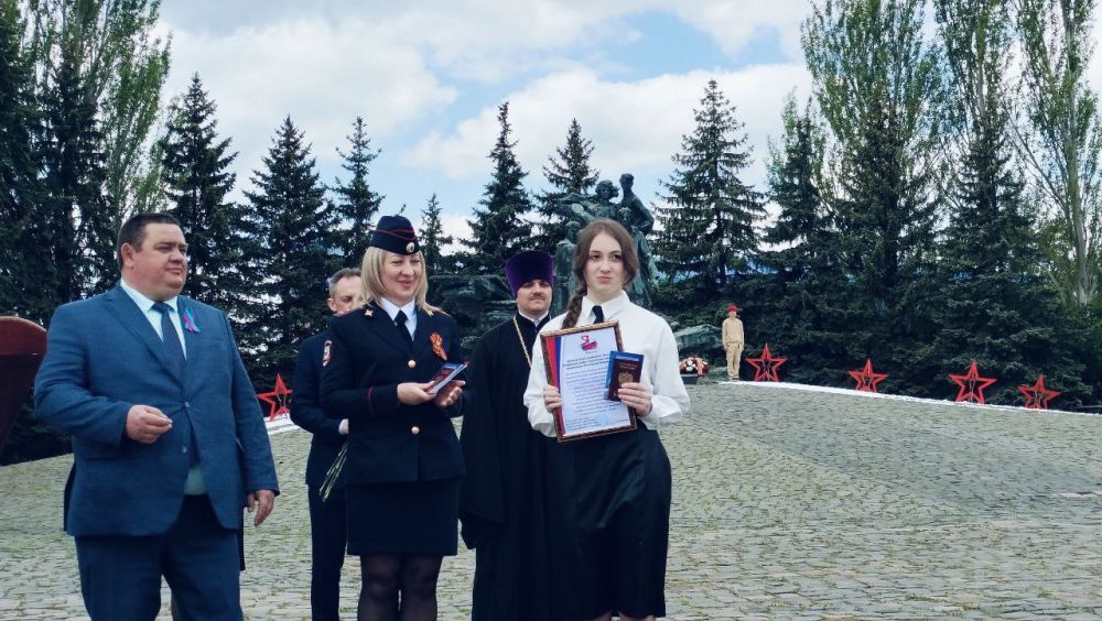 Андрей Рубанцов: Сегодня в городском округе город Ровеньки, в рамках акции «Мы – граждане России», состоялось вручение паспортов Российской Федерации юным ровенчанам, приуроченное ко Дню Луганской Народной Республики Андрей Рубанцов: Сегодня в городском округе город Ровеньки, в рамках акции «Мы – граждане России», состоялось вручение паспортов Российской Федерации юным ровенчанам, приуроченное ко Дню Луганской Народной Республики