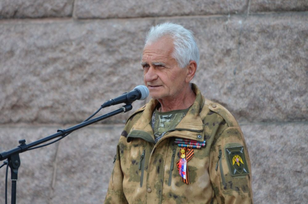 Краснодон отметил 11-летие ЛНР митингом «Моя Республика! Моя семья!» Краснодон отметил 11-летие ЛНР митингом «Моя Республика! Моя семья!»