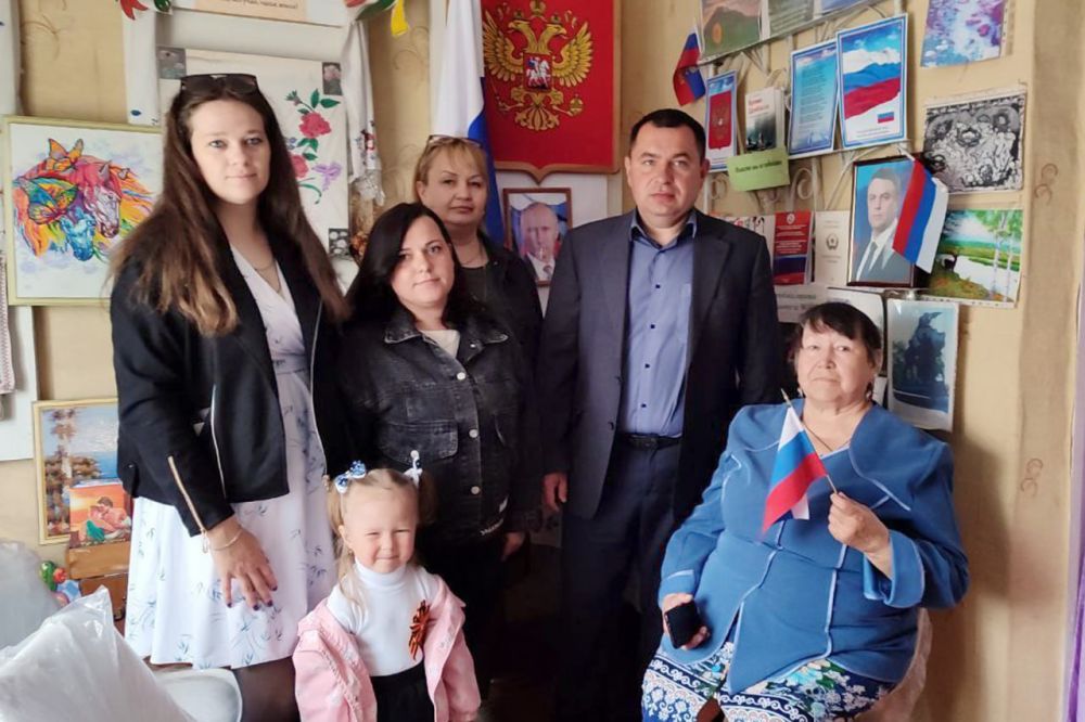 В Свердловском муниципалитете отметили 11-летие ЛНР В Свердловском муниципалитете отметили 11-летие ЛНР