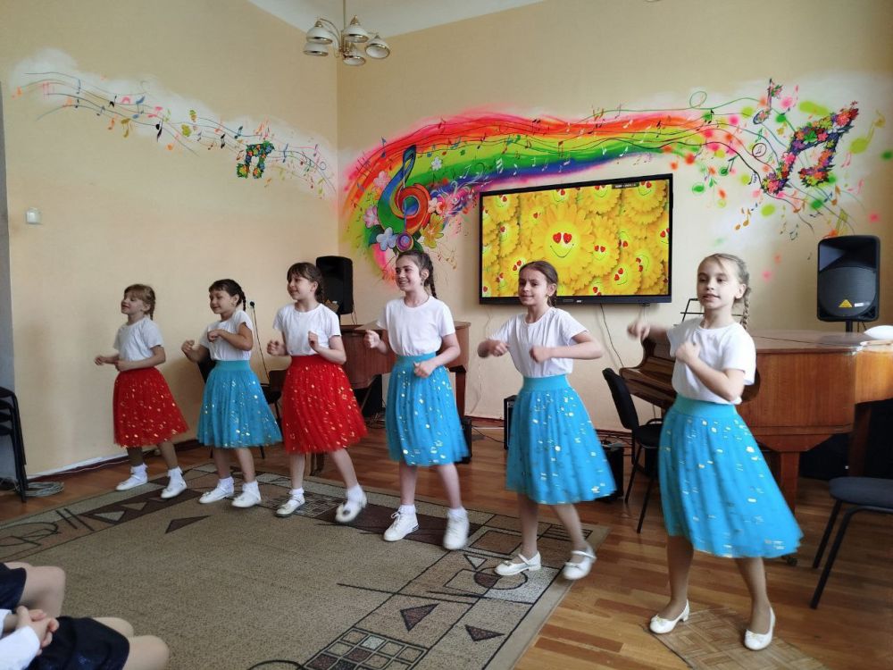 Ко Дню Луганской Народной Республики музей и музыкальная школа подготовили историко-музыкальный экскурс «Я люблю тебя, родной Донбасс» Ко Дню Луганской Народной Республики музей и музыкальная школа подготовили историко-музыкальный экскурс «Я люблю тебя, родной Донбасс»