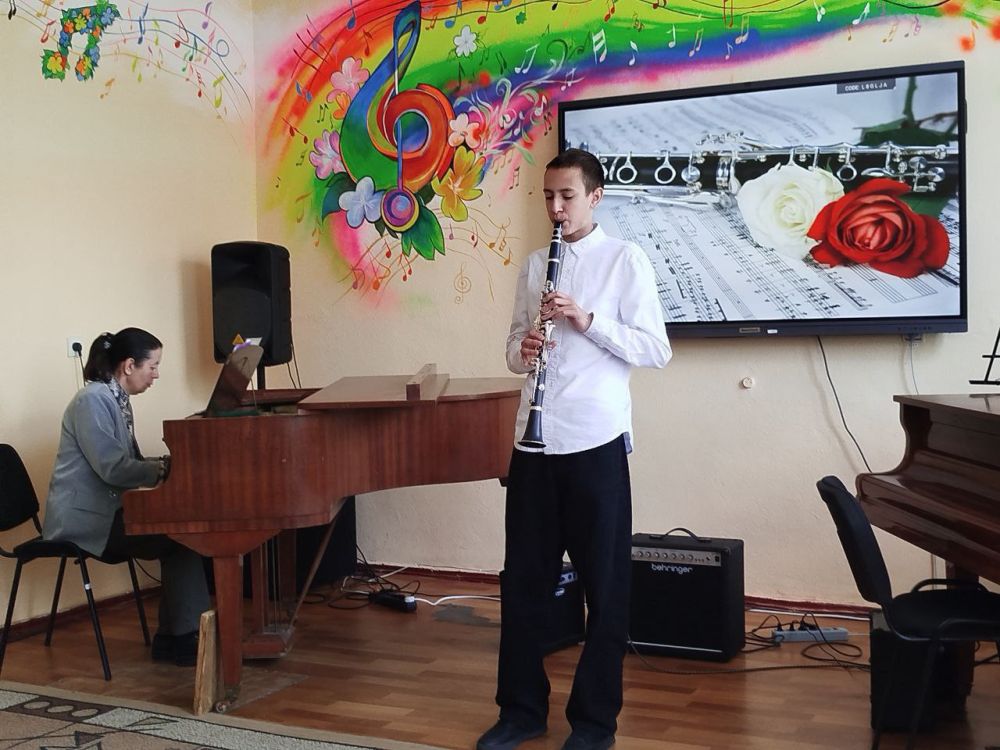 Ко Дню Луганской Народной Республики музей и музыкальная школа подготовили историко-музыкальный экскурс «Я люблю тебя, родной Донбасс» Ко Дню Луганской Народной Республики музей и музыкальная школа подготовили историко-музыкальный экскурс «Я люблю тебя, родной Донбасс»