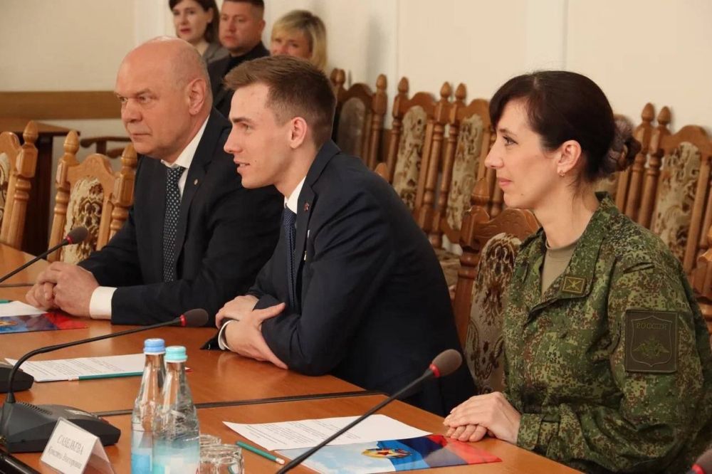 Леонид Пасечник встретился с начальником главного штаба движения «Юнармия» Владиславом Головиным Леонид Пасечник встретился с начальником главного штаба движения «Юнармия» Владиславом Головиным